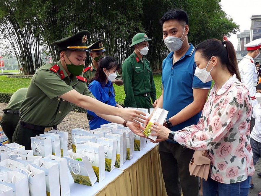 Tặng quà cho du khách đến thăm Lăng Bác trong ngày 30/4 và 1/5