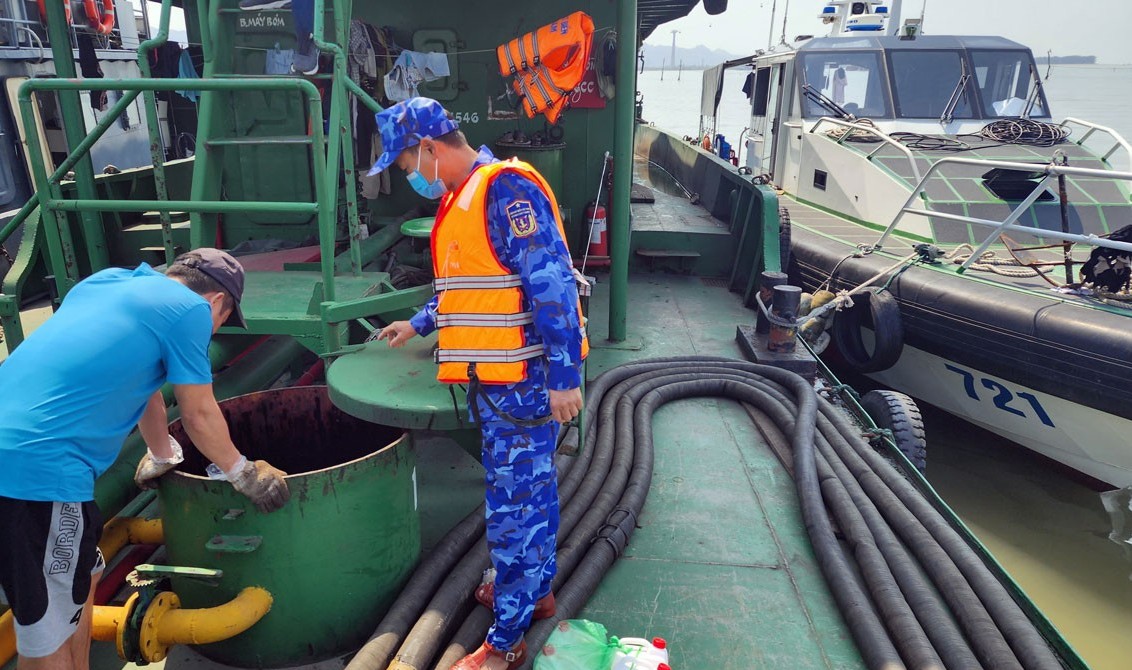 Cảnh sát biển xử lý tàu vận chuyển 72.000 kg dầu không rõ nguồn gốc