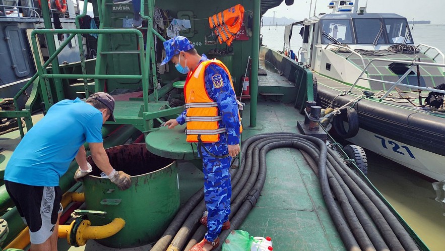 Cảnh sát biển xử lý tàu vận chuyển 72.000 kg dầu không rõ nguồn gốc