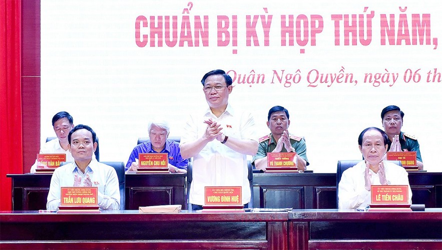 Chủ tịch Quốc hội Vương Đình Huệ tiếp xúc cử tri quận Ngô Quyền, Hải Phòng