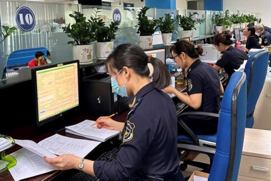 Làm thủ tục thông quan tại Cục Hải quan TP. Hồ Chí Minh. Ảnh Đỗ Doãn.