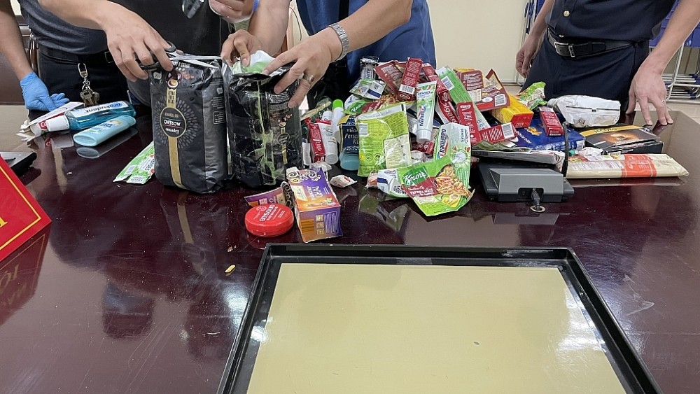 Phát hiện lô hàng chứa khoảng 4 kg nghi ma túy tổng hợp Phát hiện lô hàng chứa khoảng 4 kg nghi ma túy tổng hợp