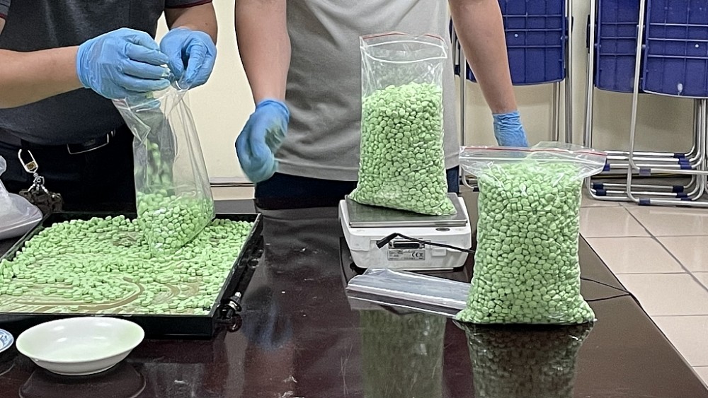 Phát hiện lô hàng chứa khoảng 4 kg nghi ma túy tổng hợp Phát hiện lô hàng chứa khoảng 4 kg nghi ma túy tổng hợp