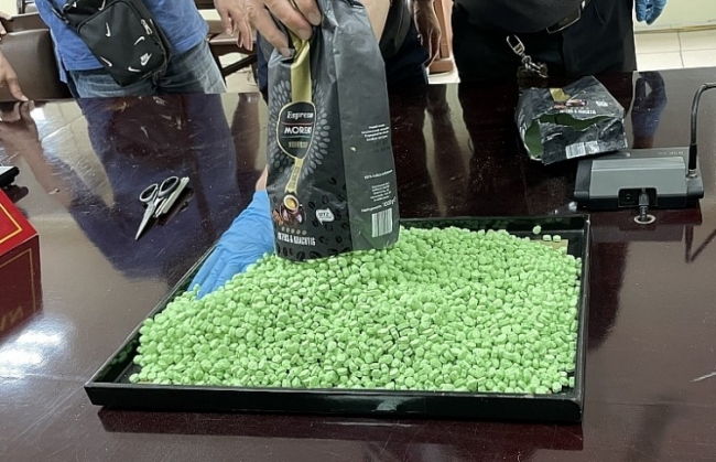 Bắt 4kg nghi ma túy tổng hợp giấu trong túi cafe từ Đức về Việt Nam