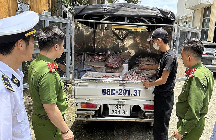 Bắc Giang: Bắt giữ, buộc tiêu hủy 740kg sản phẩm động vật bốc mùi hôi thối