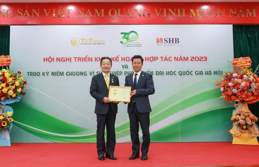 Doanh nhân Đỗ Quang Hiển nhận Kỷ niệm chương Vì sự nghiệp phát triển Đại học Quốc gia Hà Nội