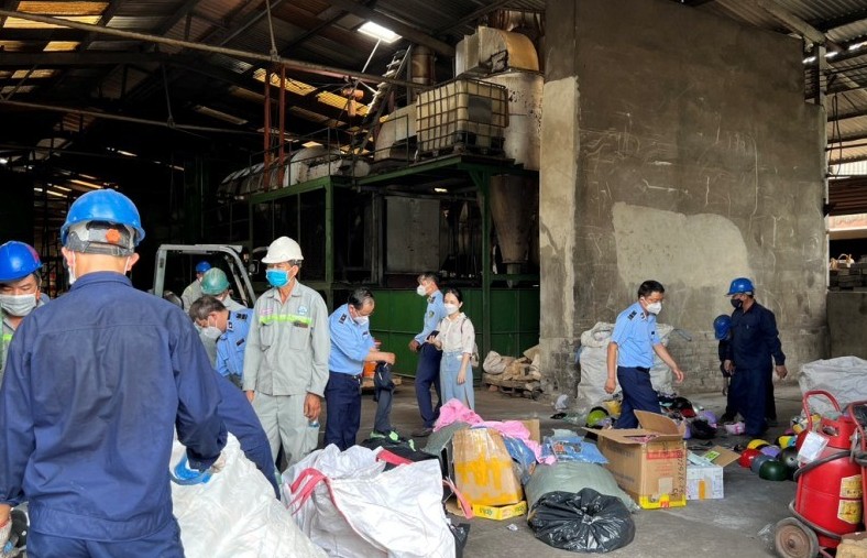 Tiêu hủy hơn 7.300 đơn vị sản phẩm hàng hóa không rõ nguồn gốc xuất xứ, giả mạo nhãn hiệu