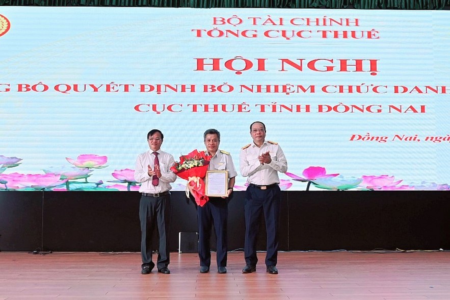 Phó Tổng Cục trưởng Tổng cục Thuế Vũ Xuân Bách (bìa phải) trao quyết định bổ nhiệm chức vụ Cục trưởng Cục Thuế Đồng Nai cho ông Nguyễn Toàn Thắng. Ảnh Việt Dũng