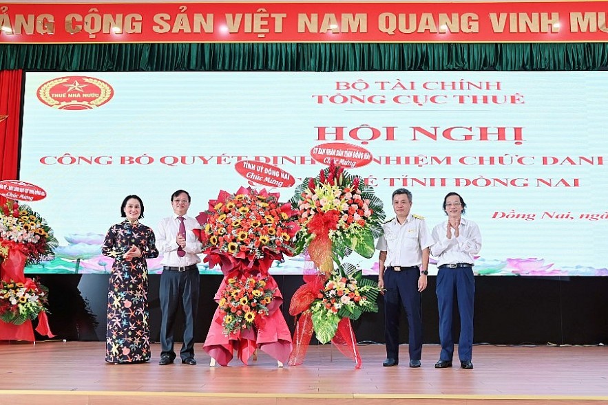 Lãnh đạo UBND tỉnh Đồng Nai chúc mừng ông Nguyễn Toàn Thắng giữ chức vụ Cục trưởng Cục Thuế tỉnh. Ảnh Việt Dũng
