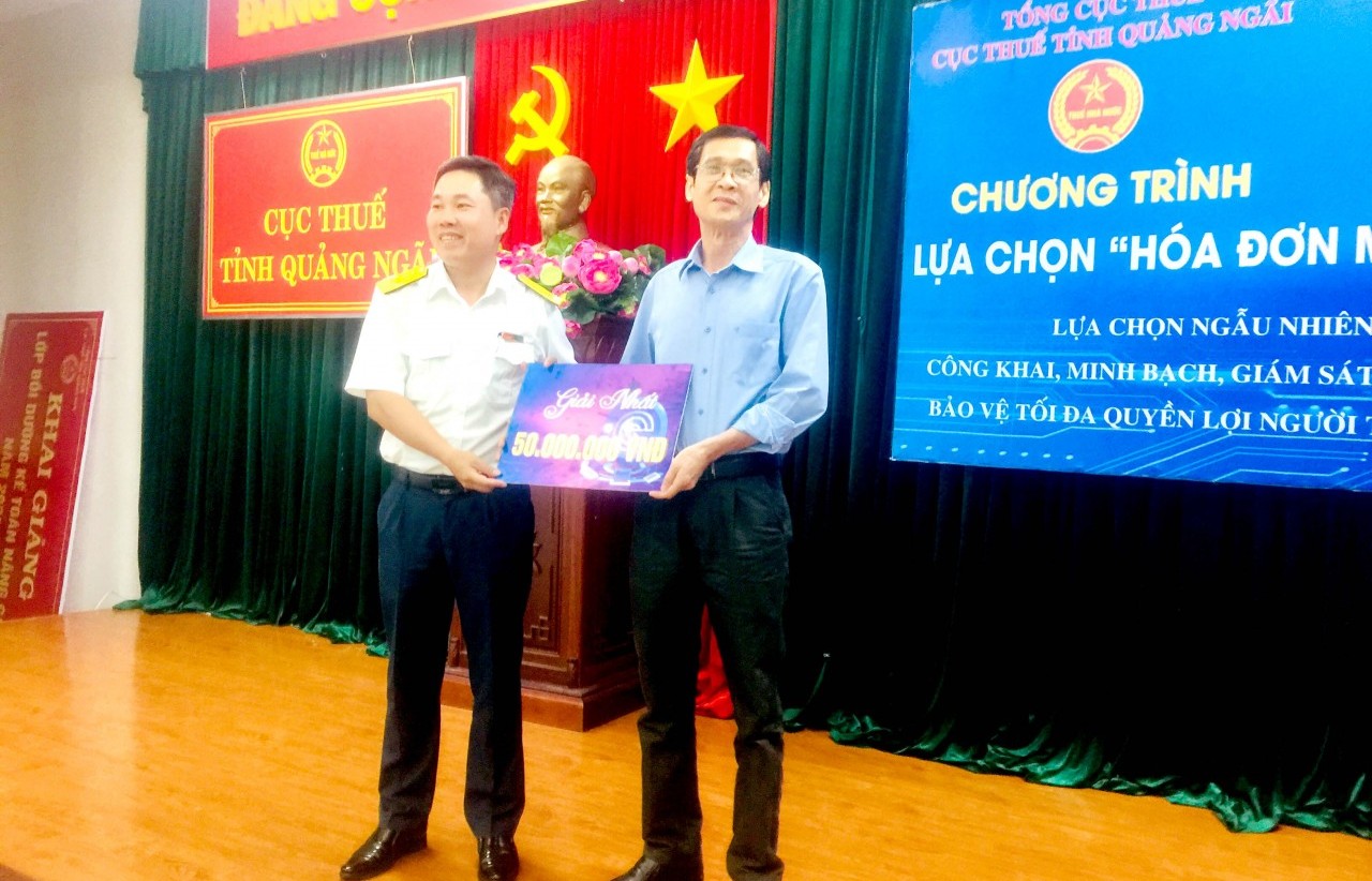 Cục Thuế Quảng Ngãi trao thưởng cho 35 cá nhân, hộ kinh doanh trúng thưởng hóa đơn may mắn