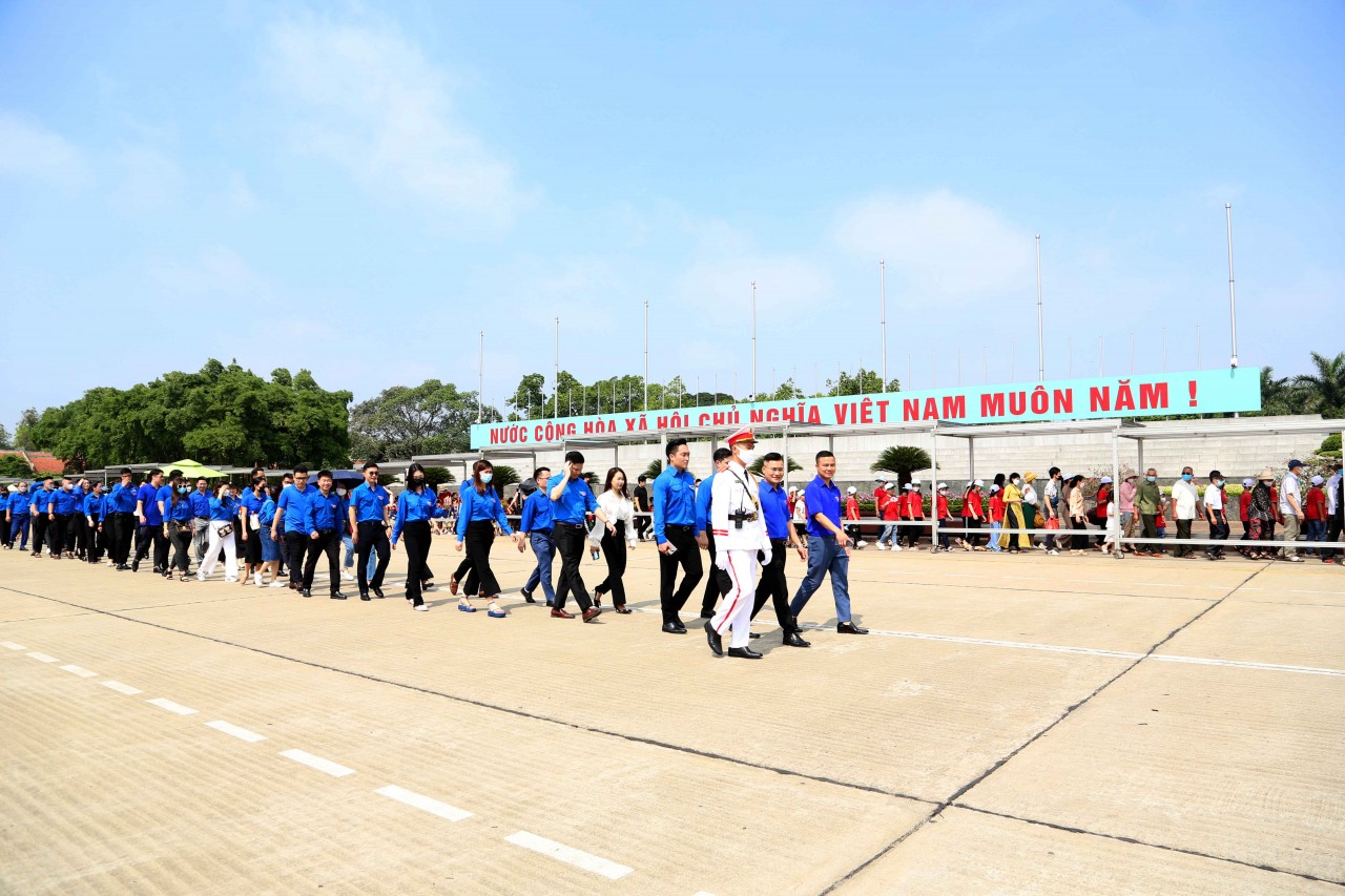 Đoàn Thanh niên Bộ Tài chính vào lăng viếng Bác Hồ