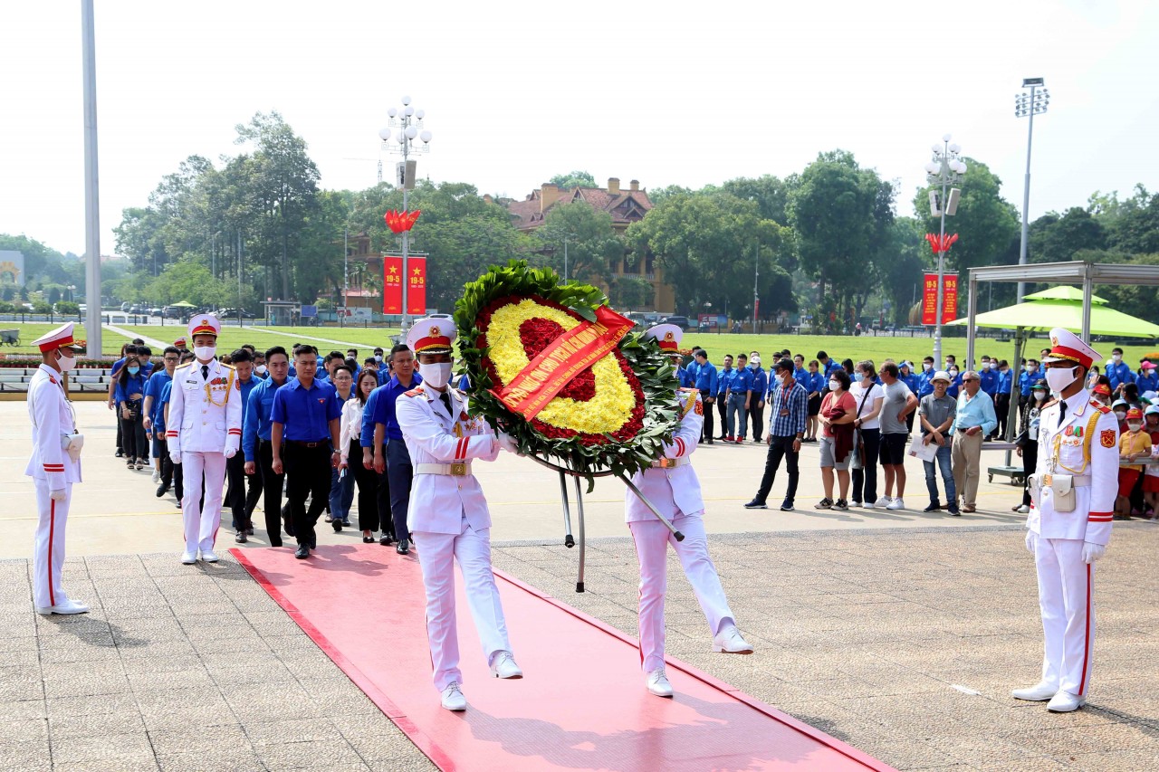 Đoàn Thanh niên Bộ Tài chính vào lăng viếng Bác Hồ