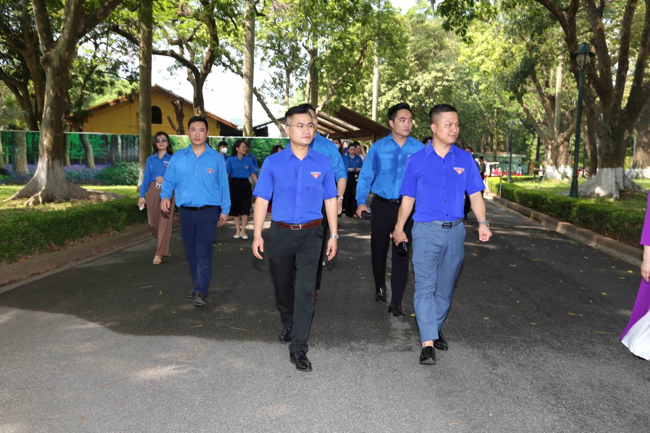 Đoàn Thanh niên Bộ Tài chính vào lăng viếng Bác Hồ Đoàn Thanh niên Bộ Tài chính vào lăng viếng Bác Hồ