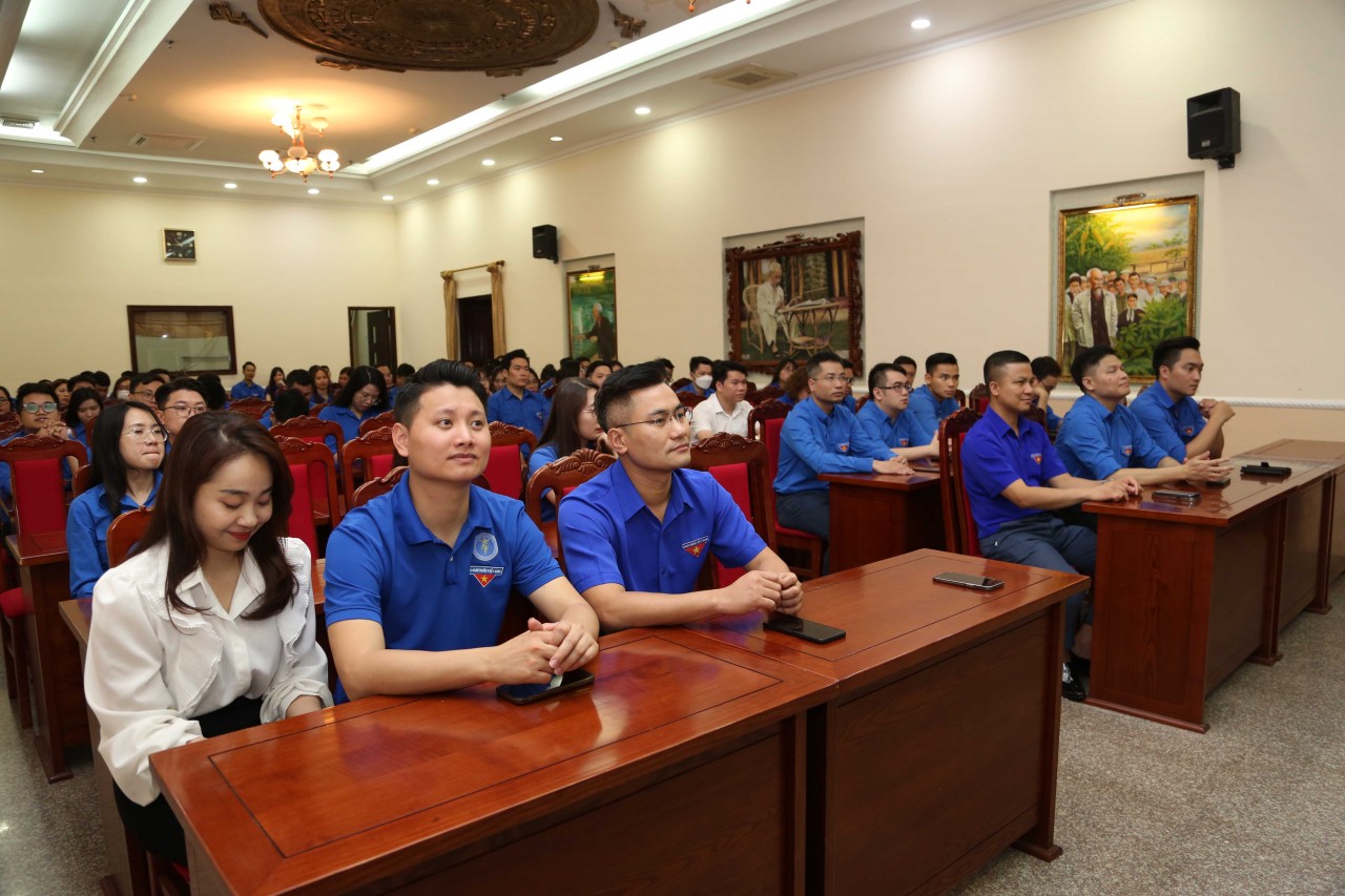 Đoàn Thanh niên Bộ Tài chính vào lăng viếng Bác Hồ