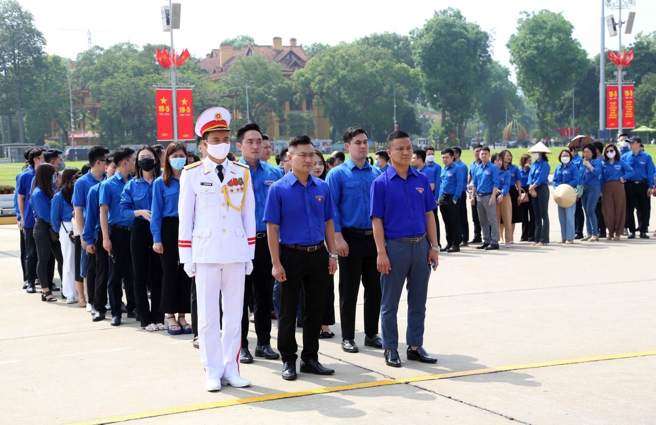Đoàn Thanh niên Bộ Tài chính vào Lăng viếng Chủ tịch Hồ Chí Minh