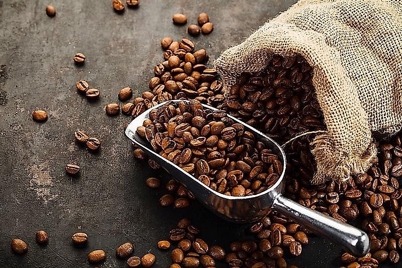 Ngày 17/5: Giá cà phê Robusta vượt ngưỡng 2.500 USD/tấn, hồ tiêu ổn định, cao su giảm