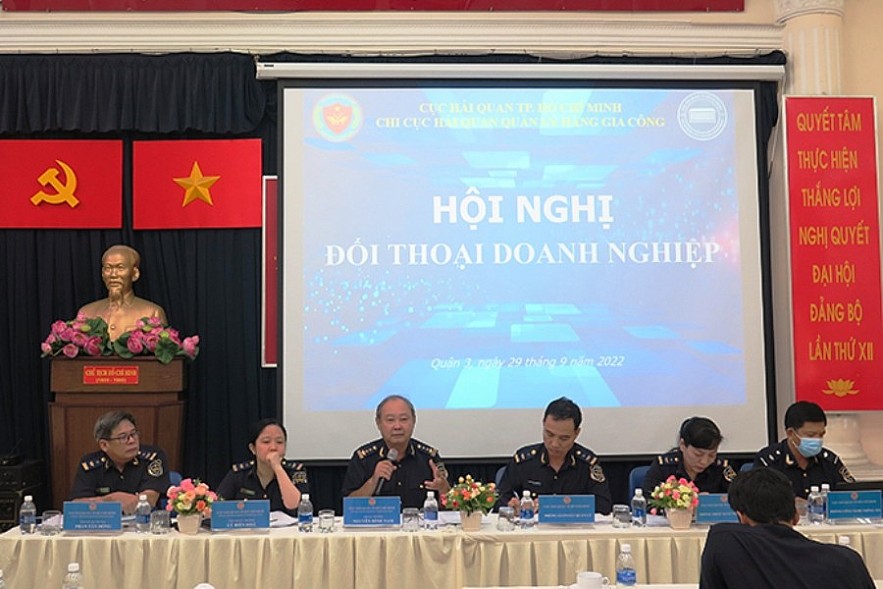 Một buổi đối thoại giữa Chi cục Hải quan quản lý hàng gia công (Cục Hải quan TP. Hồ Chí Minh) với doanh nghiệp về chính sách thuế xuất nhập khẩu. Ảnh Đỗ Doãn