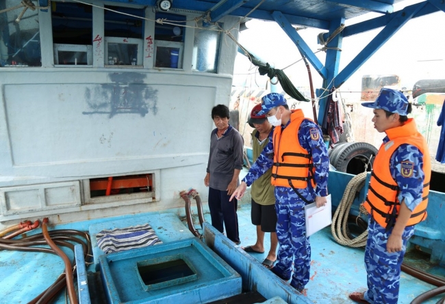 Cảnh sát biển bắt giữ tàu vận chuyển 30.000 lít dầu DO trái phép gần đảo Thổ Chu