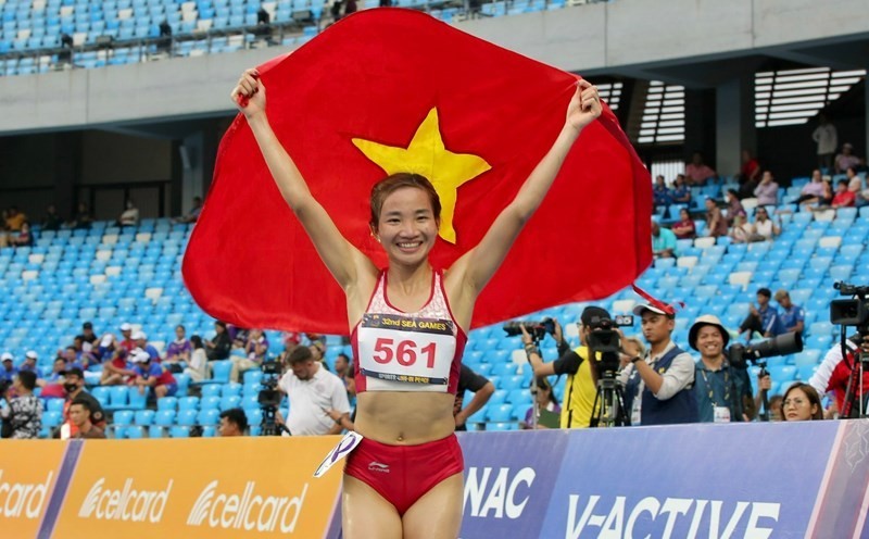Nguyễn Thị Oanh nhận mưa tiền thưởng sau SEA Games 32