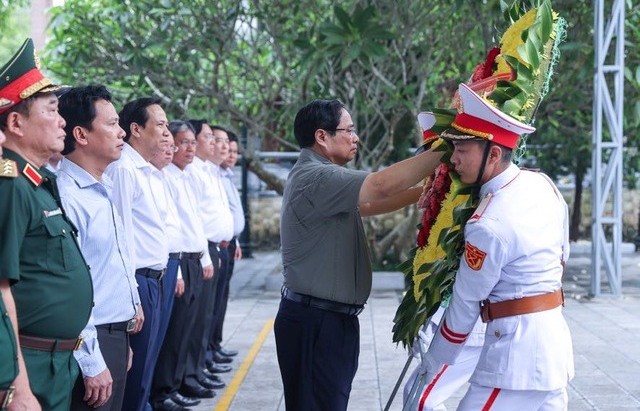 Thủ tướng Phạm Minh Chính dâng hương tại Nghĩa trang Liệt sỹ Vị Xuyên