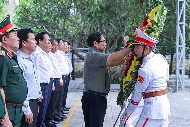 Thủ tướng Phạm Minh Chính dâng hương tại Nghĩa trang Liệt sỹ Vị Xuyên