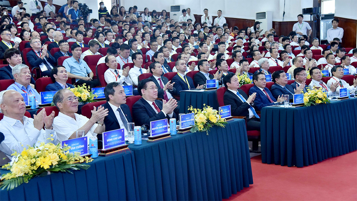 Chủ tịch Quốc hội Vương Đình Huệ dự Hội nghị công bố Quy hoạch tỉnh Hà Tĩnh thời kỳ 2021 - 2030 -0