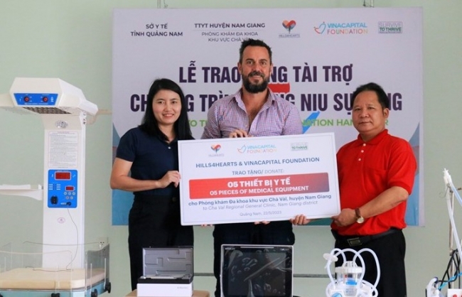 Quảng Nam: Trao tặng thiết bị y tế cho huyện có người dân tộc thiểu số chiếm trên 90%