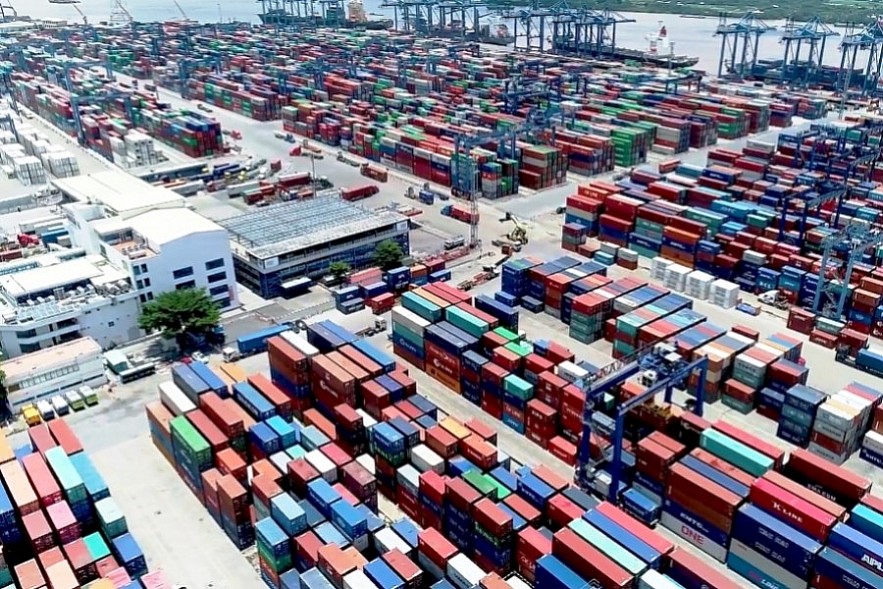 Hàng hóa chờ thông quan tại cảng Cát Lái, TP. Thủ Đức. Ảnh Đỗ Doãn