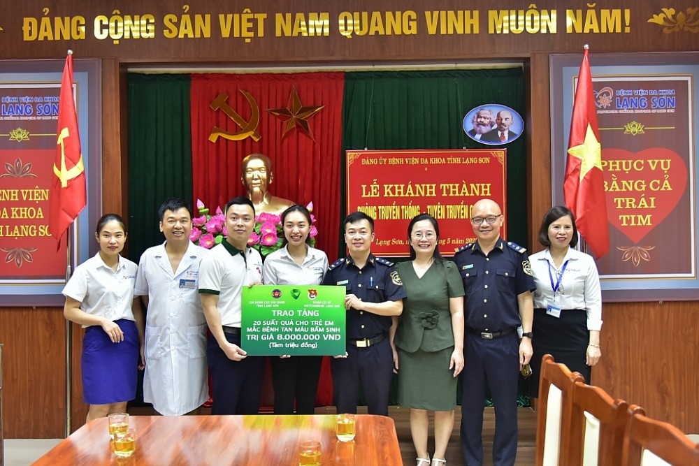 Hải quan Lạng Sơn tặng quà động viên trẻ em mắc bệnh tan máu bẩm sinh