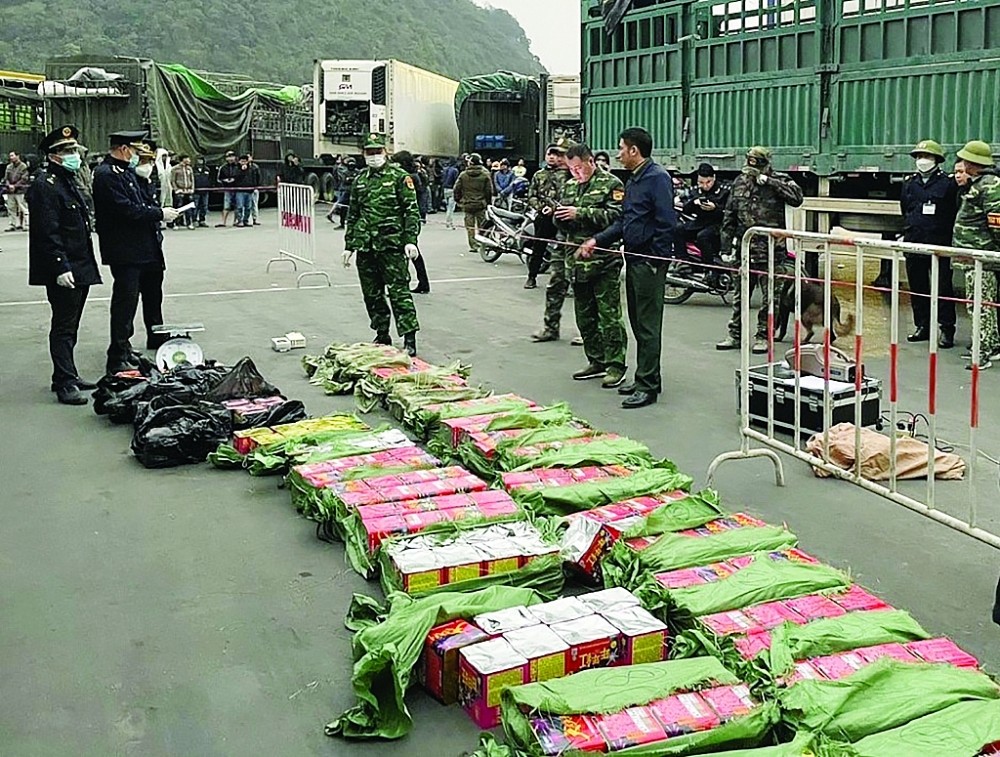 Chi cục Hải quan Tân Thanh phát hiện và bắt giữ xe tải đang cất giấu 342 kg pháo nổ. Ảnh: Minh Toàn