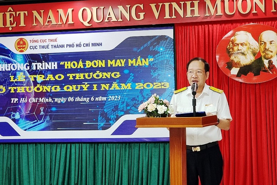 Phó Cục trưởng Cục Thuế TP. Hồ Chí Minh phát biểu chia vui với người trúng thưởng. Ảnh Đỗ Doãn
