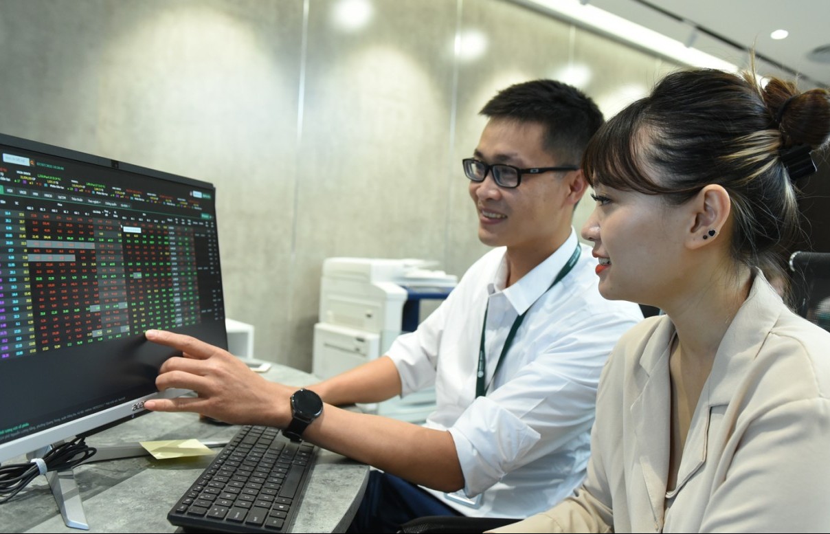 Chứng khoán hôm nay (6/6): Tăng mạnh cuối phiên, VN-Index chính thức vượt 1.100 điểm