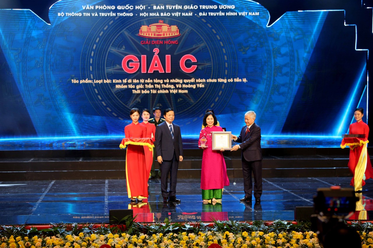 Thời báo Tài chính Việt Nam được vinh danh tại lễ trao giải báo chí Giải Diên Hồng lần thứ Nhất