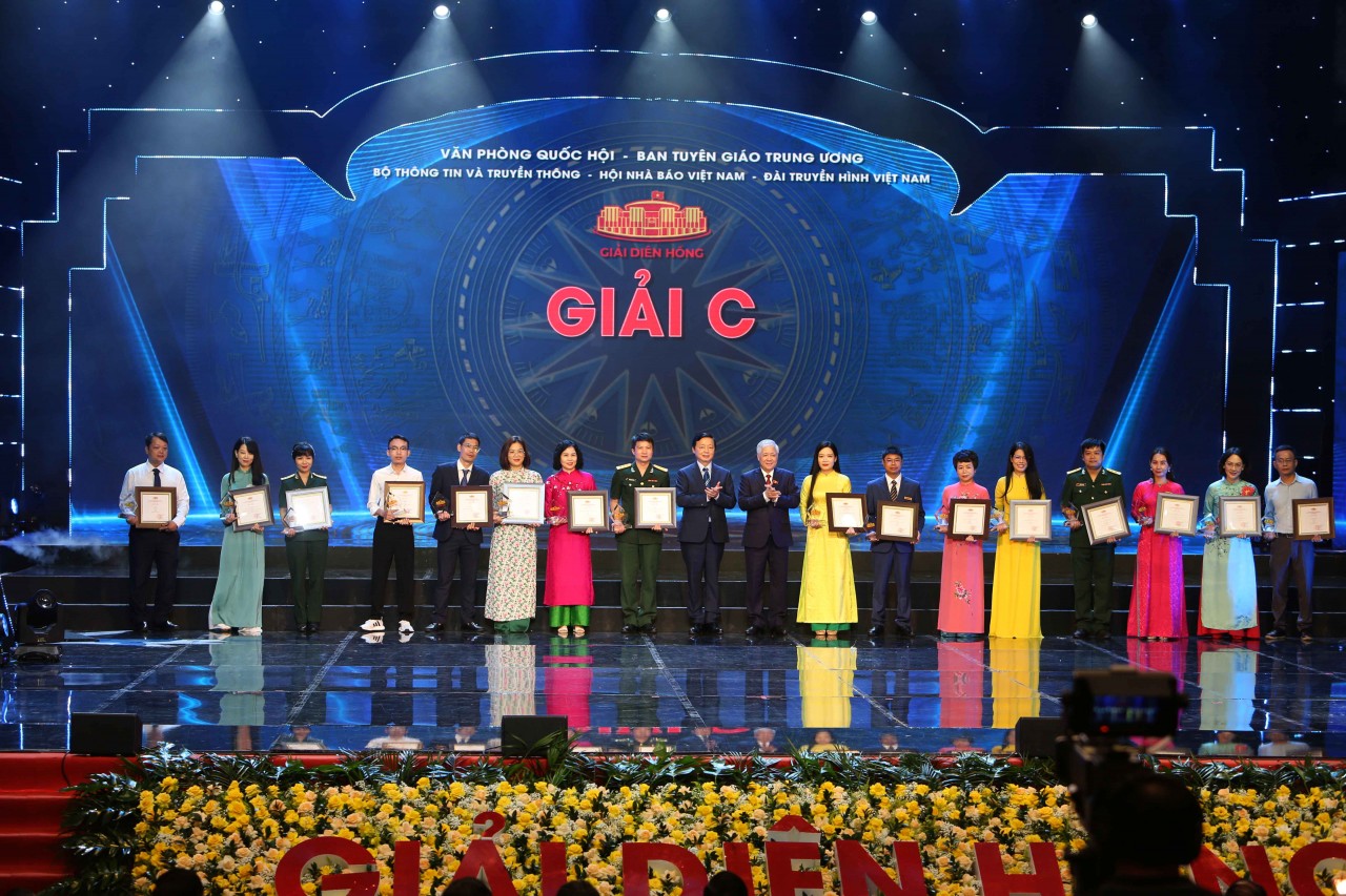 Thời báo Tài chính Việt Nam được vinh danh tại lễ trao giải báo chí Giải Diên Hồng lần thứ Nhất