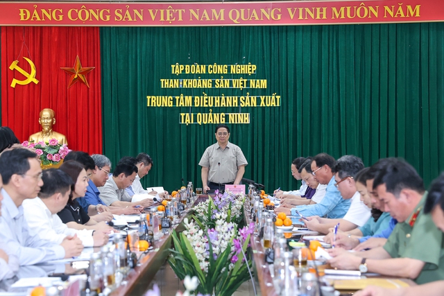 Thủ tướng kiểm tra tình hình sản xuất, cung ứng điện, than tại Quảng Ninh