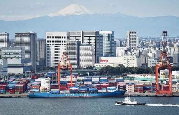Thâm hụt thương mại của Nhật Bản giảm mạnh 42% trong tháng 5