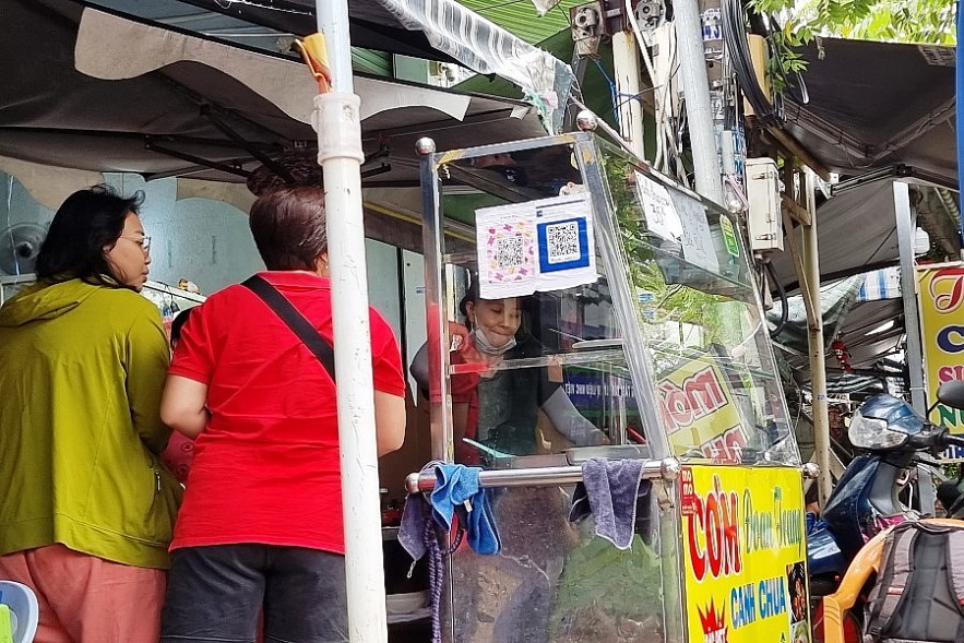 Một quán cơm bình dân trên đường Phan Chu Trinh (quận Bình Thạnh, TP. Hồ Chí Minh) chấp nhận thanh toán không dùng tiền mặt. Ảnh Đỗ Doãn