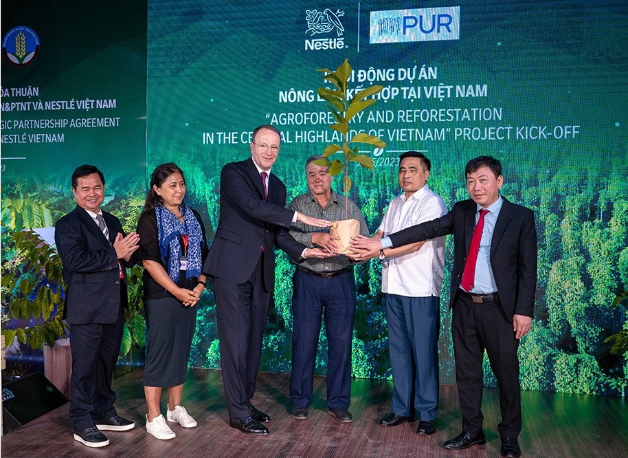 Nestlé tăng cường hợp tác thúc đẩy nông nghiệp tái sinh và phát thải thấp