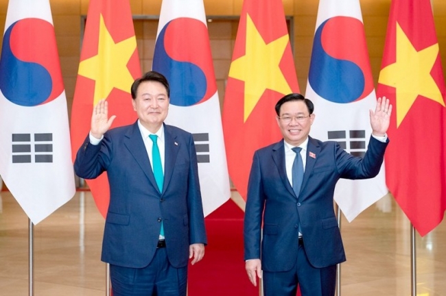Chủ tịch Quốc hội Vương Đình Huệ hội kiến Tổng thống Hàn Quốc Yoon Suk Yeol