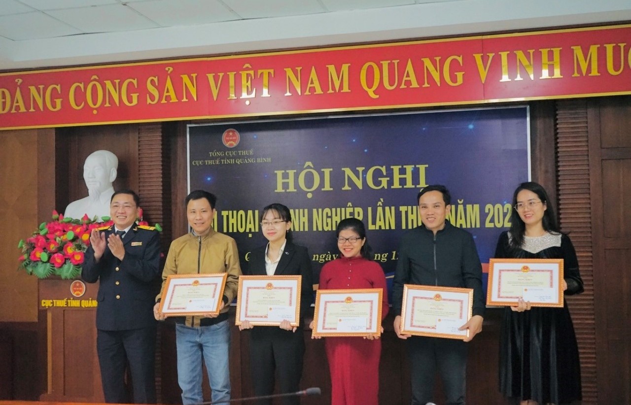 Quảng Bình: Tặng bằng khen cho 11 đơn vị có đóng góp lớn cho ngân sách