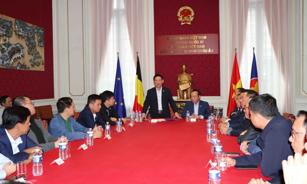 Bộ trưởng Bộ Tài chính Hồ Đức Phớc thăm và làm việc với Đại sứ quán Việt Nam tại Vương Quốc Bỉ