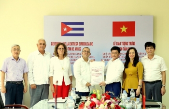 Trao tượng trưng 2.000 tấn gạo tặng nhân dân Cuba