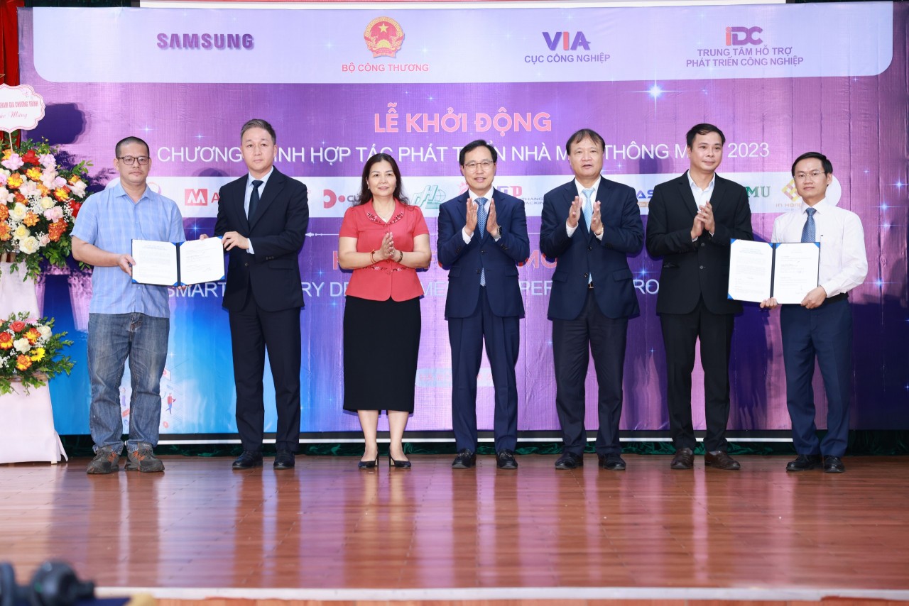 Bộ Công thương và Samsung ký kết thoả thuận hợp tác tham gia dự án. 