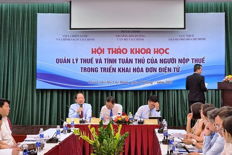 Các diễn giả, chuyên gia tài chính thảo luận về giải pháp triển khai hóa đơn điện tử hiệu quả. Ảnh Đỗ Doãn