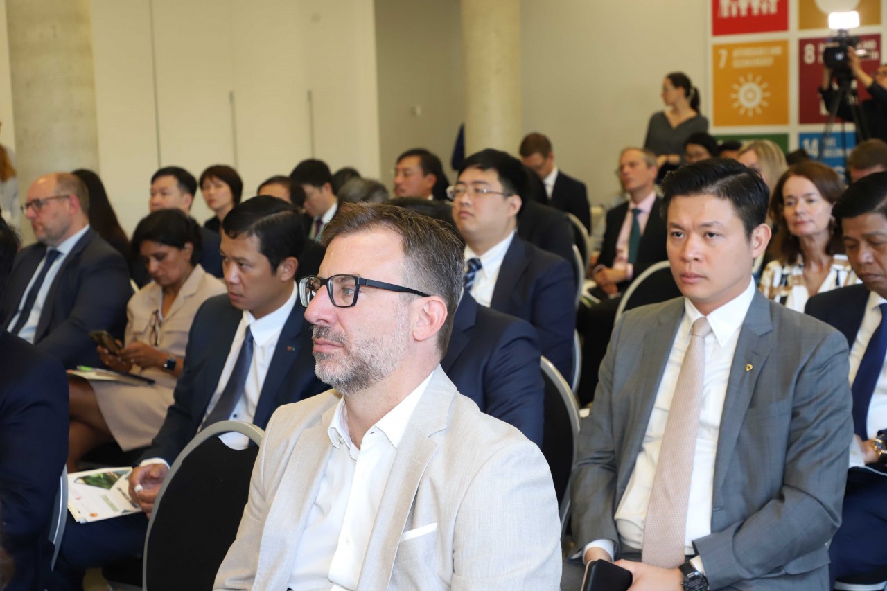 Chùm ảnh hoạt động của Bộ trưởng Bộ Tài chính Hồ Đức Phớc tại Vương quốc Bỉ và Luxembourg Chùm ảnh hoạt động của Bộ trưởng Bộ Tài chính Hồ Đức Phớc tại Vương quốc Bỉ và Luxembourg