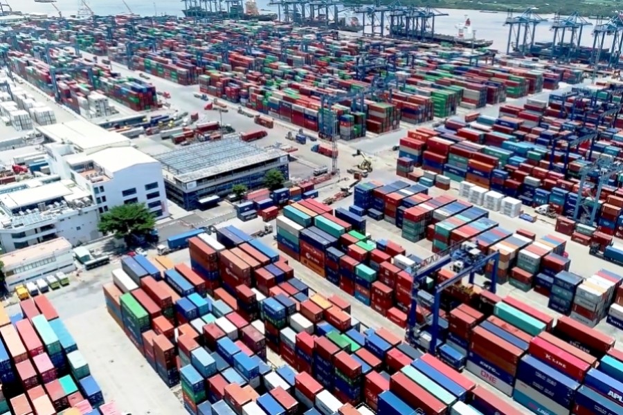 Hàng hóa chờ thông quan tại cảng Cát Lái, TP. Thủ Đức, TP. Hồ Chí Minh. Ảnh Đỗ Doãn