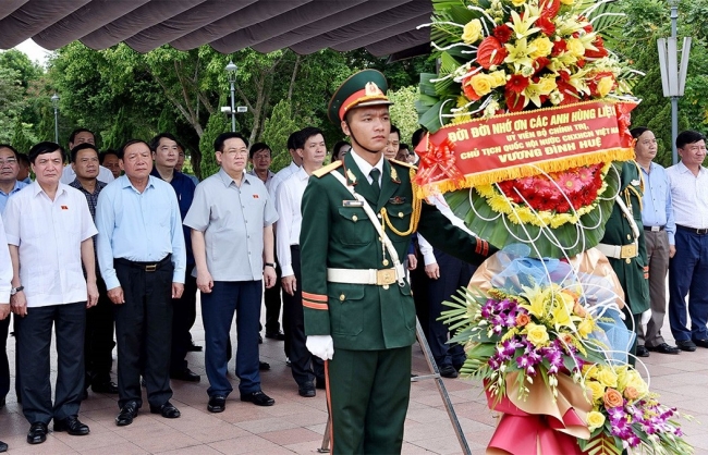 Chủ tịch Quốc hội Vương Đình Huệ dâng hương tưởng niệm các anh hùng liệt sỹ tại tỉnh Quảng Trị