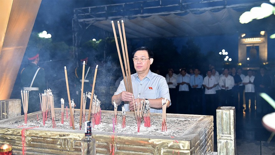 Chủ tịch Quốc hội Vương Đình Huệ dâng hương tưởng niệm các anh hùng liệt sỹ tại tỉnh Quảng Trị