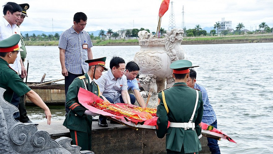 Chủ tịch Quốc hội Vương Đình Huệ dâng hương tưởng niệm các anh hùng liệt sỹ tại tỉnh Quảng Trị