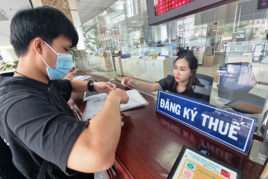 Đại diện doanh nghiệp nộp hồ sơ kê khai thuế tại Cục Thuế TP. Hồ Chí Minh. Ảnh Đỗ Doãn